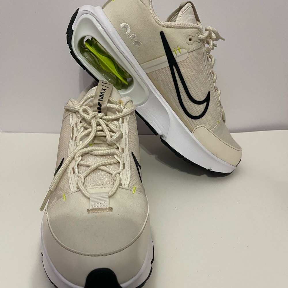 NWOT Nike Air Max Intrlk sz 9
